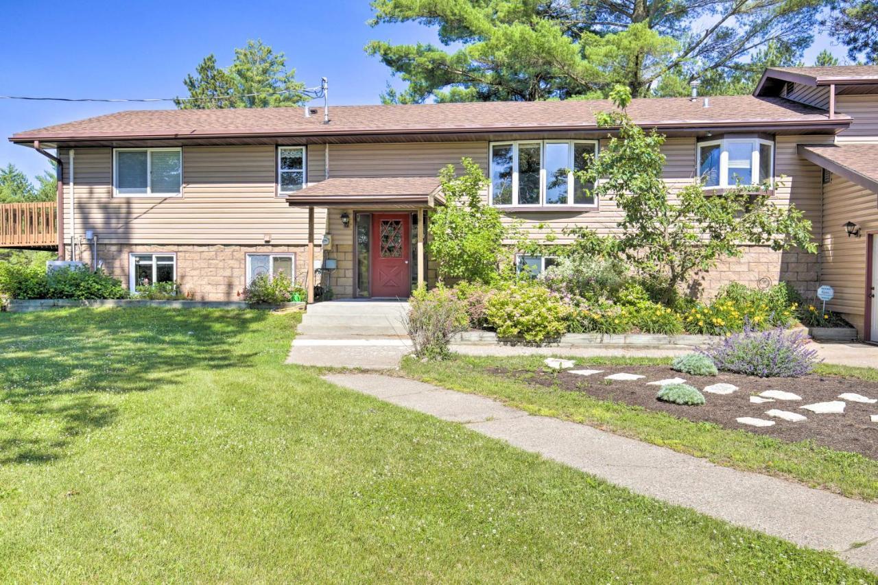 Simple Cranberry And Wine Farm Home With Fire Pit! Eagle River Exterior foto