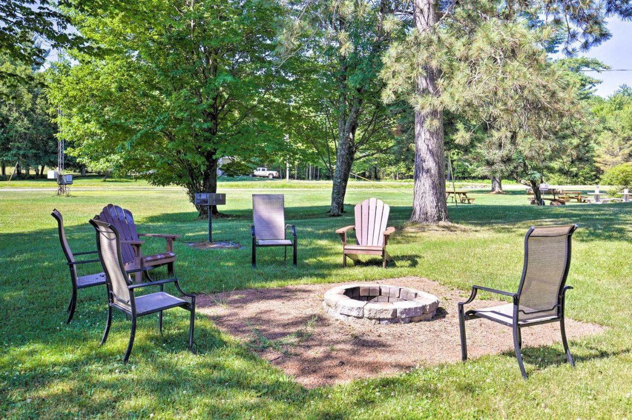 Simple Cranberry And Wine Farm Home With Fire Pit! Eagle River Exterior foto